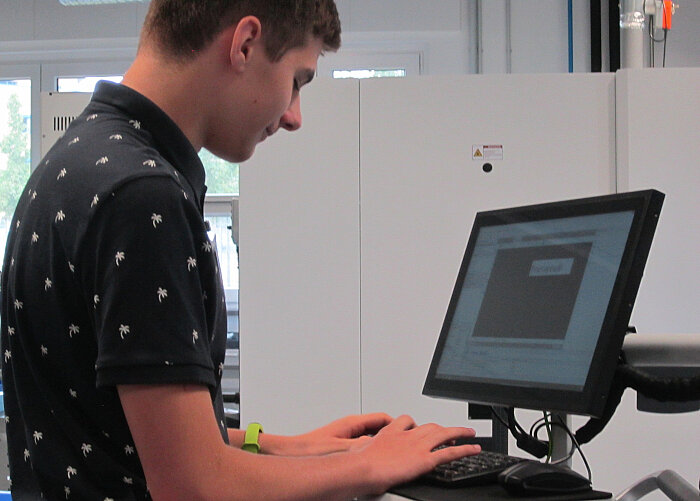 Arbeit an der Lasermaschine