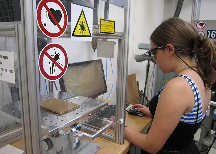 Arbeit am Laserbeschrifter