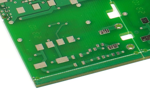 grüne Kunststoff-Leiterplatte mit elektronischen Bauteilen