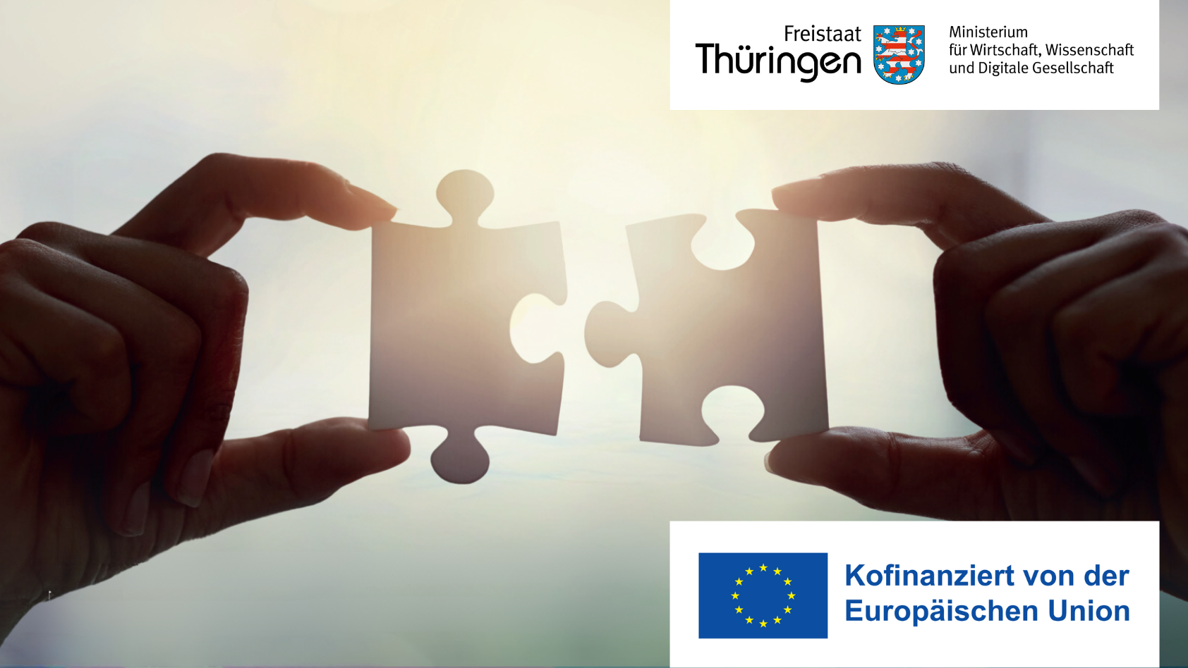 Förderprojekt: Intensivberatung für Prozessoptimierung / zu sehen: zwei Hände mit zwei Puzzlen, dem Logo der EU und dem Logo des Freistaates Thüringen