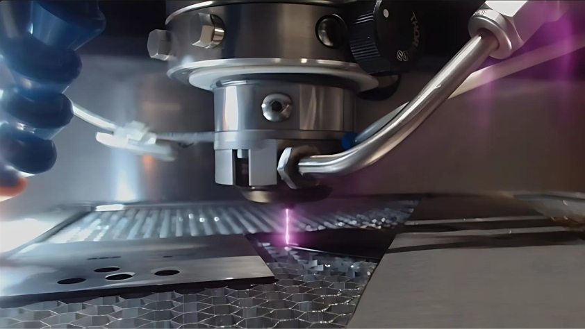 Laserprozess mit wasserstrahlgeführter Lasertechnologie die Siliziumcarbid (SiC) bearbeitet
