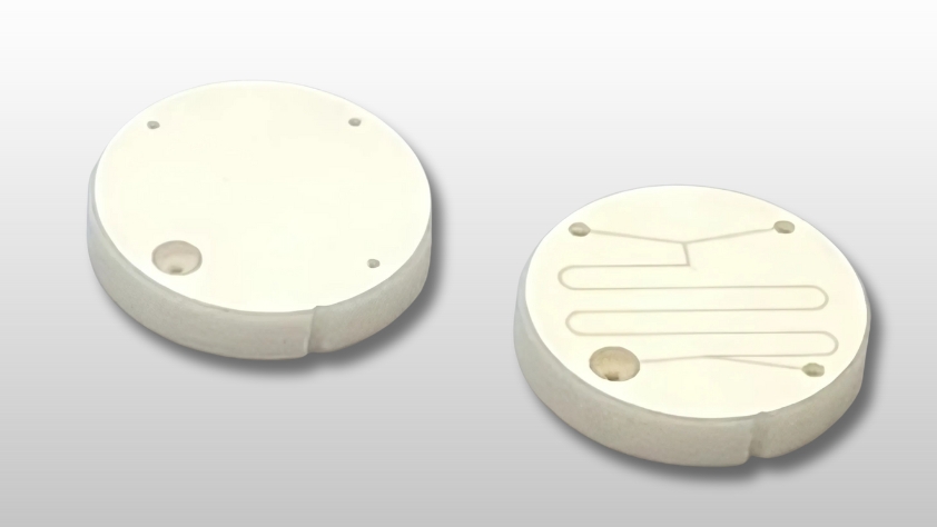 Bauteil aus Aluminiumoxidkeramik mit 20 mm Durchmesser, links vor und rechts nach der Lasermikrostrukturierung