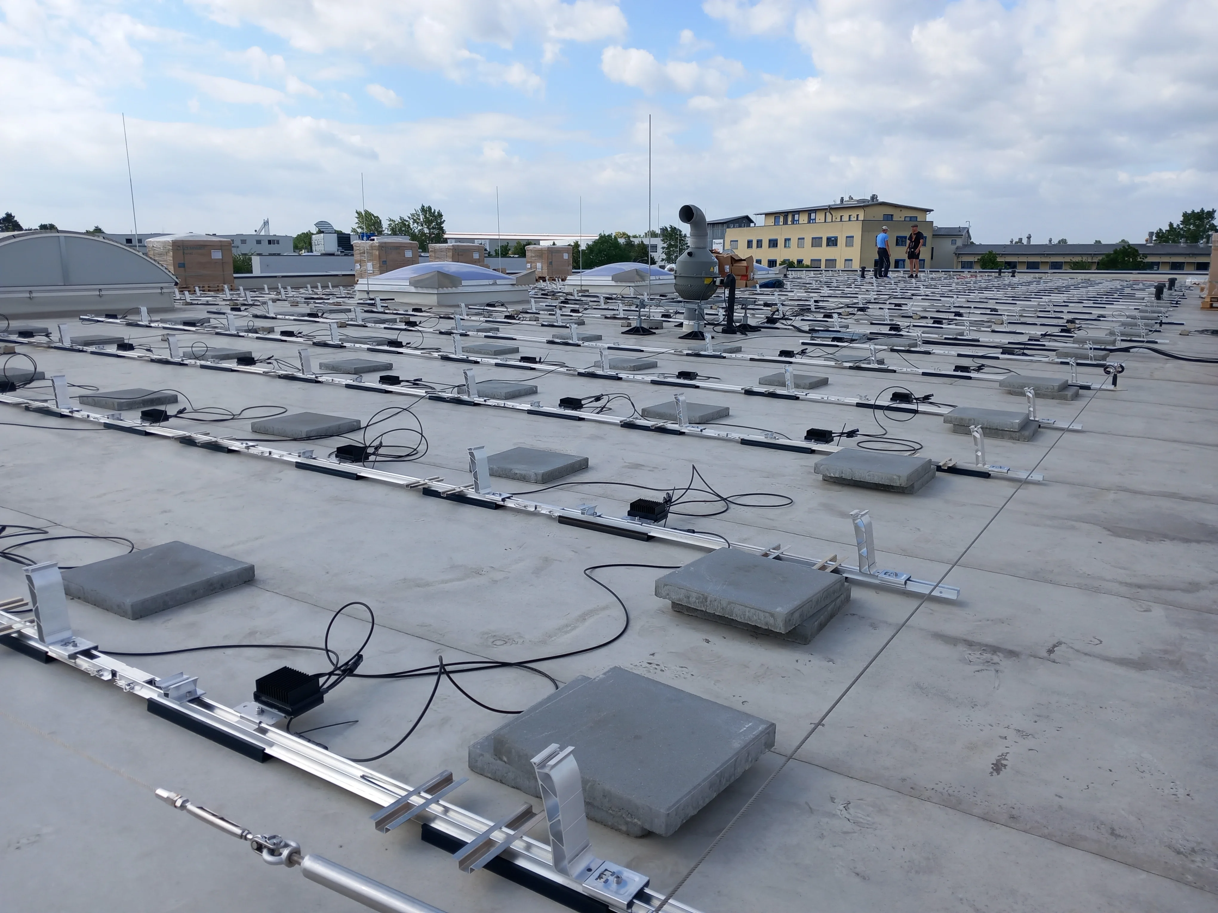 Photovailtaik-Installation auf den Dächern der LCP