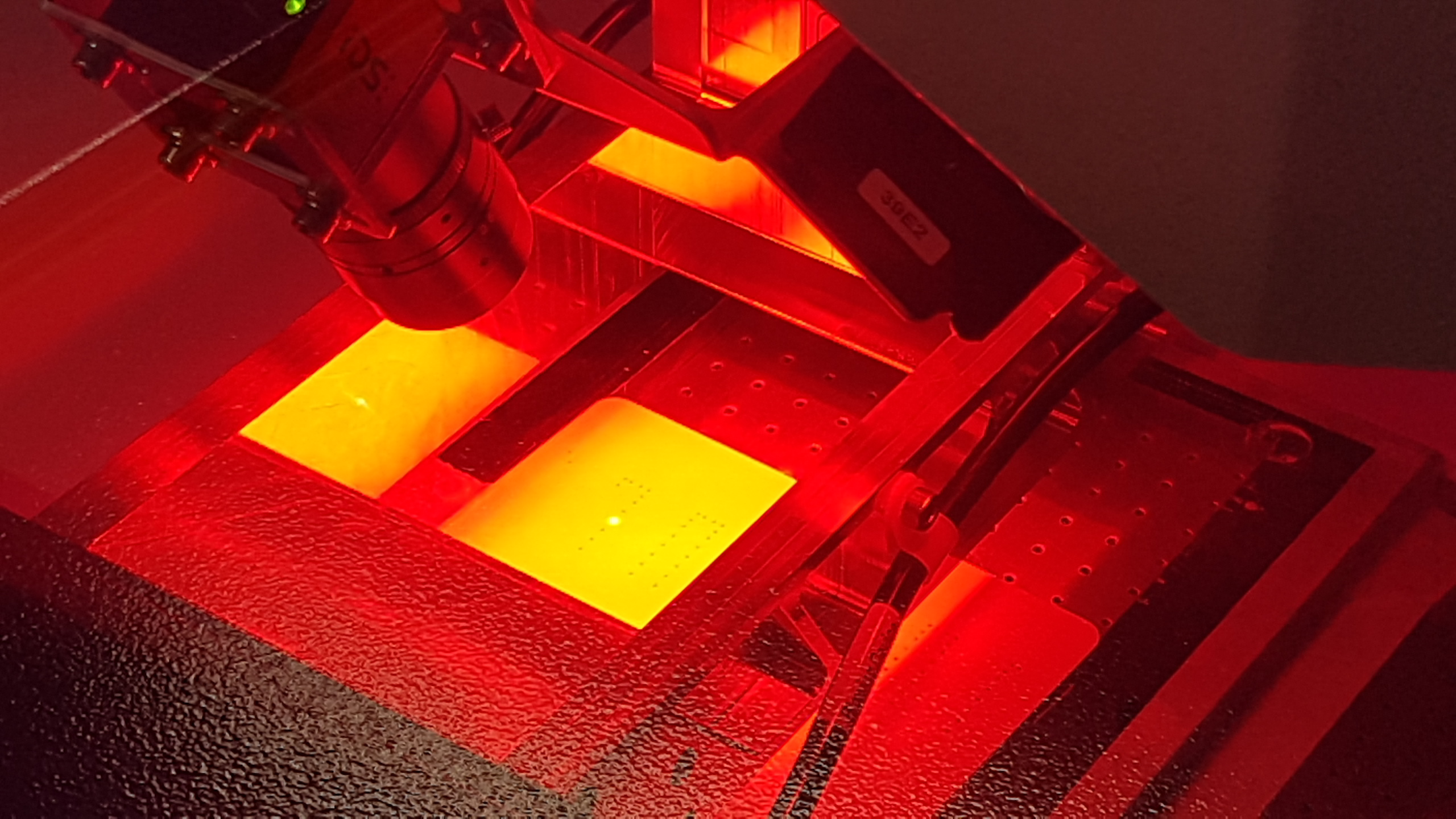 Leiterplatte im Bearbeitungsraum einer Lasermaschine
